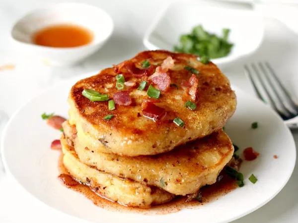 Оладки з беконом та зеленою цибулею