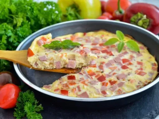 Фото: Омлет з ковбасою, помідорами та твердим сиром