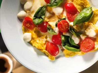Фото: Омлет з моцареллою та помідорами