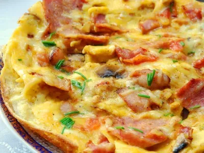 Омлет з шинкою, помідорами та твердим сиром у духовці