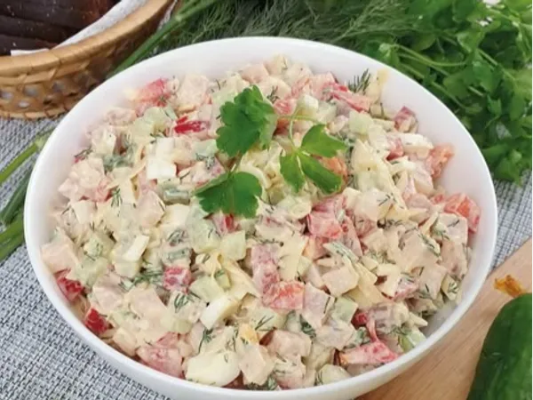 Овочевий салат з сиром, яйцями та шинкою