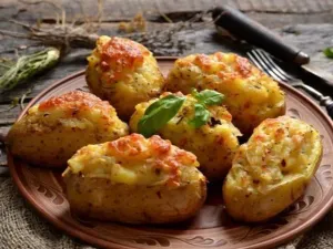 Печена картопля з сирною начинкою