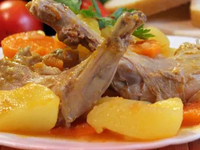 Тушкований кролик із картоплею