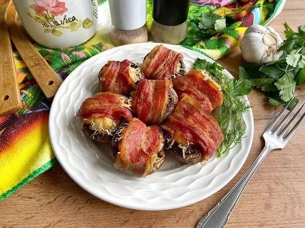 Запечені печериці в беконі