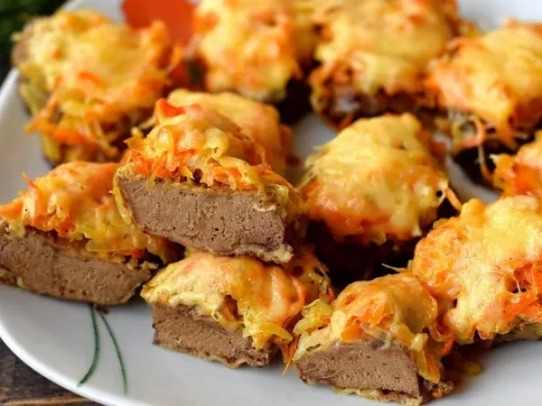 Фото: Печінка по-французьки з овочами та сиром