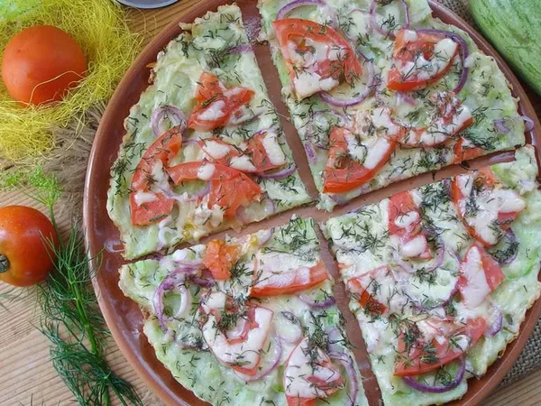 Кабачкова піца з сиром і помідорами (на сковороді)