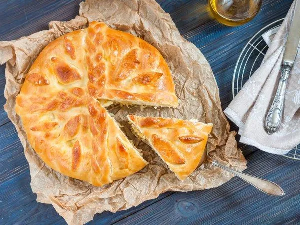 Пиріг на кефірі з куркою, сиром та морквою
