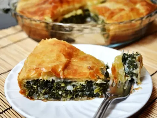 Пиріг з листкового тіста зі шпинатом та сиром