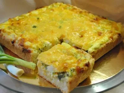 Пиріг з вареними яйцями та зеленою цибулею