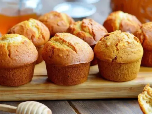 Пишні манні кекси на кефірі