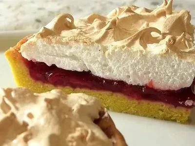 Пісочний пиріг з чорною смородиною та меренгою