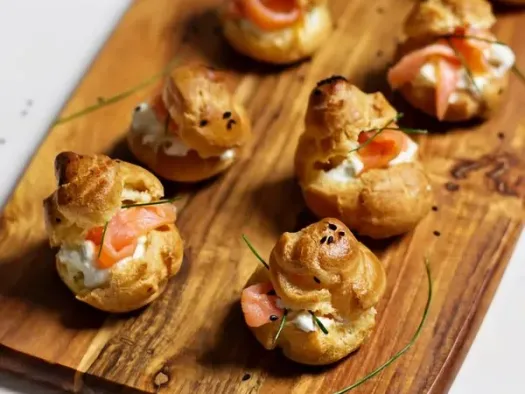 Профітролі з лососем та сиром Філадельфія