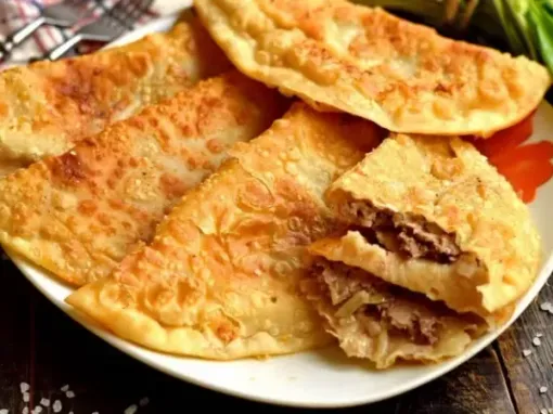 Соковиті чебуреки з м'ясом