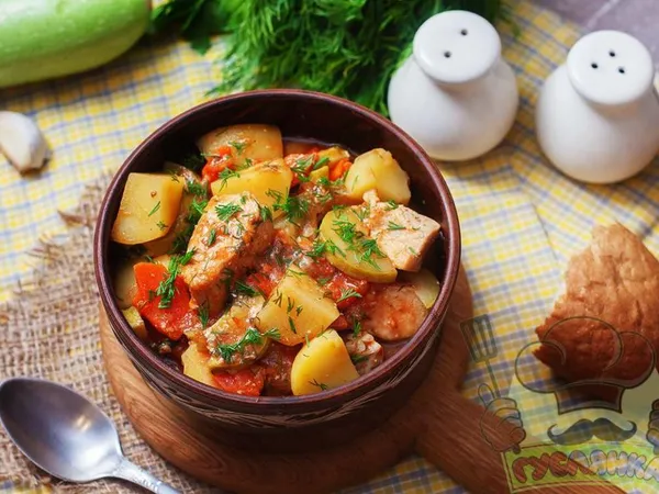 Рагу з курячими гомілками, картоплею та овочами