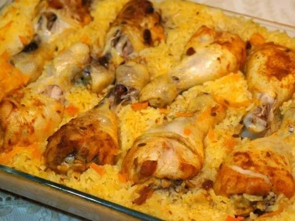 Курячі гомілки з рисом, запечені в духовці