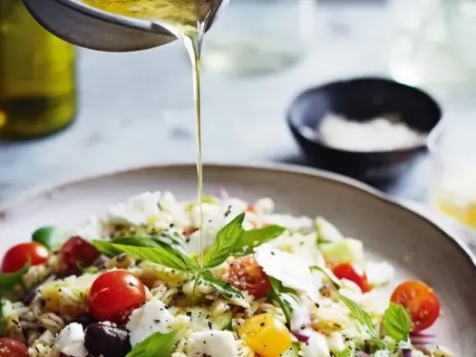 Рисовий салат з в'яленими томатами та овочами