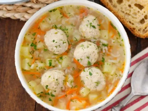 Фото: Рисовий суп з фрикадельками зі свинини