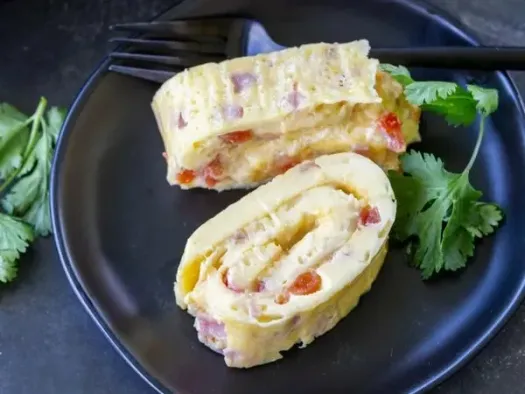 Рулет з омлету з шинкою, сиром та томатами
