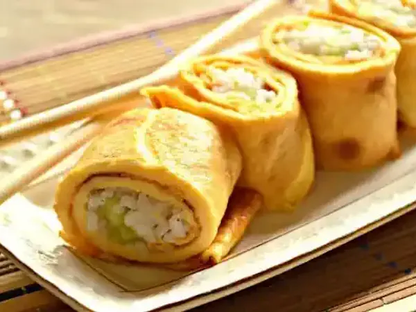 Фото: Роли з яєчних млинців з рисом та огірком