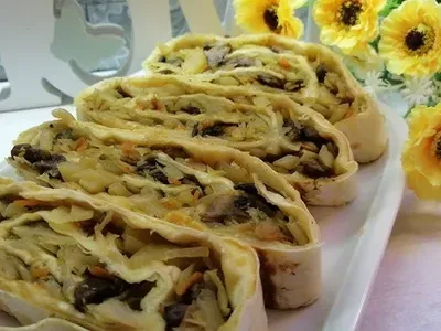 Рулет із лавашу з капустою та печерицями