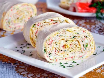 Рулет із лавашу з крабовими паличками та свіжим огірком