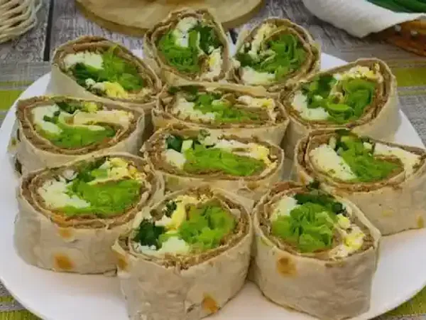 Фото: Рулет із курячою печінкою, яйцями та сиром у лаваші