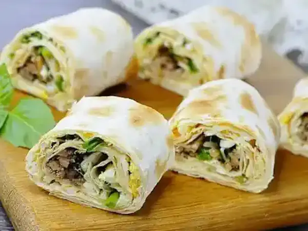 Рулет з лаваша зі шпротами, яйцями та сиром