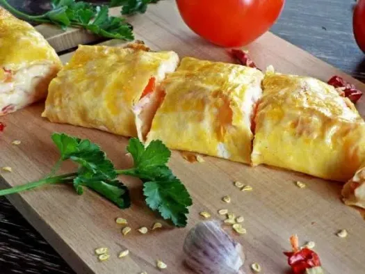 Лавашний рулет з ковбасою, сиром та помідорами