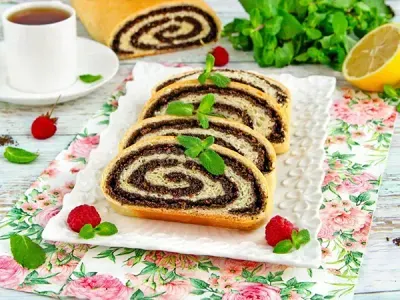Рулет з маком та родзинками
