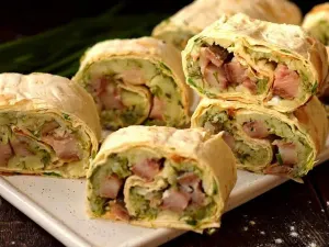 Фото: Рулет з лаваша з оселедцем, картоплею та сиром