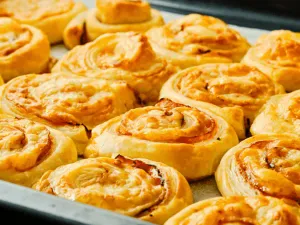 Фото: Рулетики з шинкою та сиром у духовці