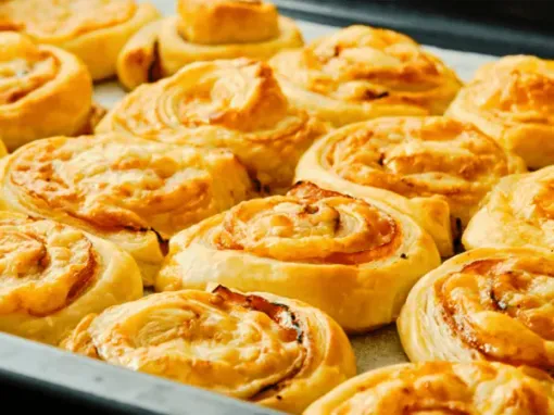 Фото: Рулетики з шинкою та сиром у духовці