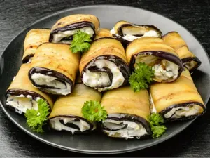 Рулетики з баклажанів з волоськими горіхами, часником та зеленню