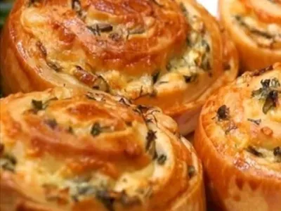 Рулетики з шинкою та сиром у духовці