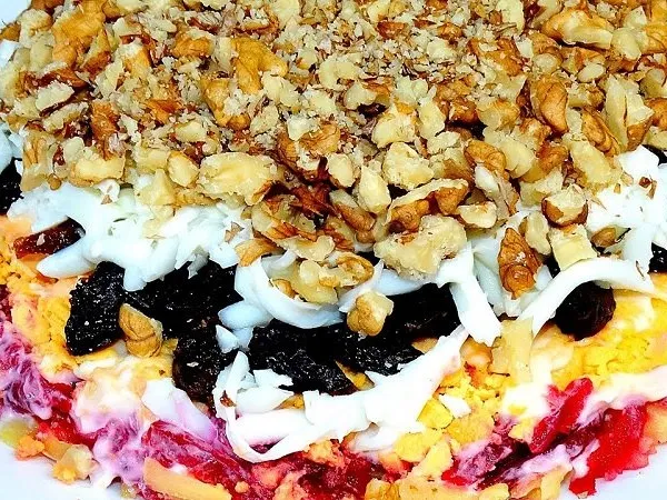 Салат “Чорнослив у снігу”