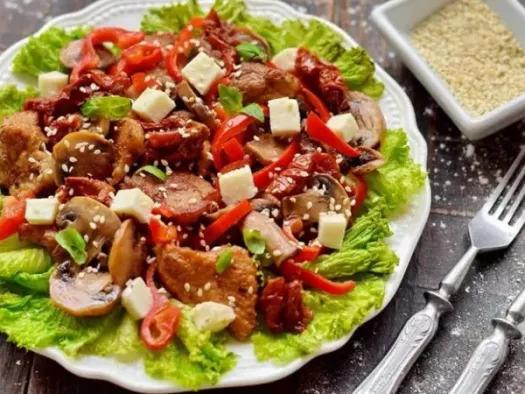 Теплий салат з м’ясом, грибами та моцарелою (Елегант)