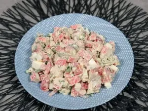 Фото: Салат із крабовими паличками та солодким перцем