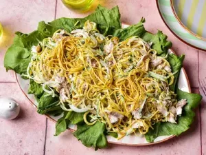 Салат із млинцями, огірком і куркою