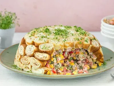 Салат із млинцями, шинкою та кукурудзою