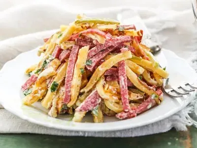 Салат із млинцями, солоними огірками та копченою ковбасою