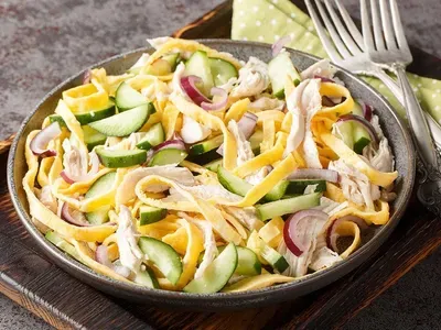 Салат із яєчними млинцями