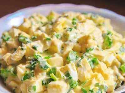 Салат із зеленої цибулі та яєць