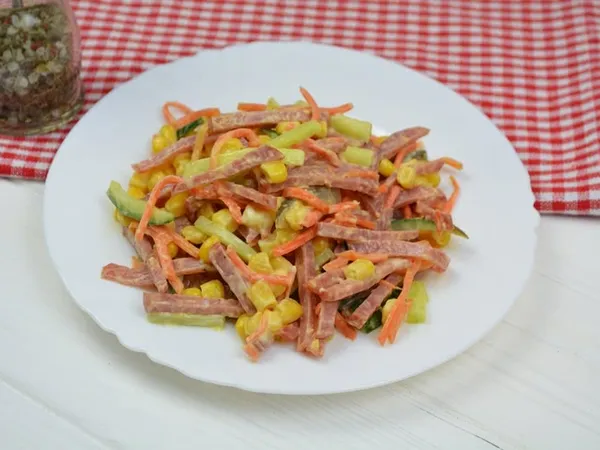 Салат Соломка з ковбасою, огірками, морквою та кукурудзою