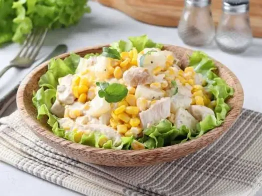 Салат з куркою, ананасом і кукурудзою