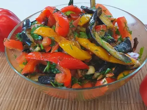 Фото: Салат з баклажанів, помідорів та солодкого перцю