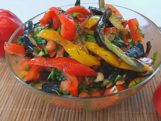 Салат з баклажанів, помідорів та солодкого перцю