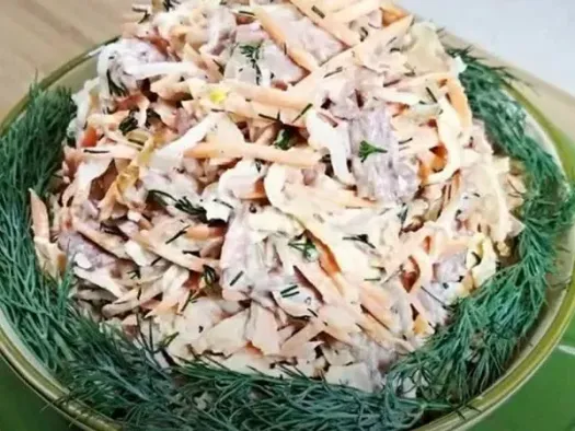 Салат з дайконом, куркою та яєчними млинцями