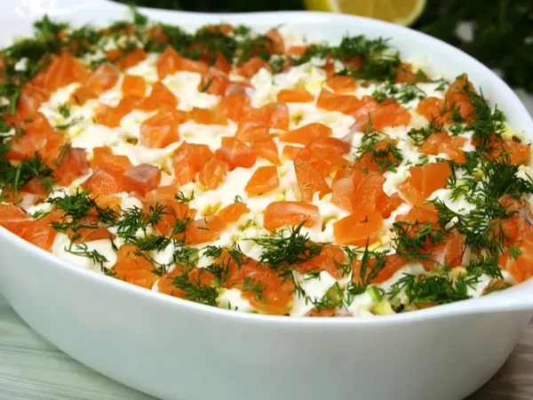 Фото: Салат з червоною рибою і свіжим огірком