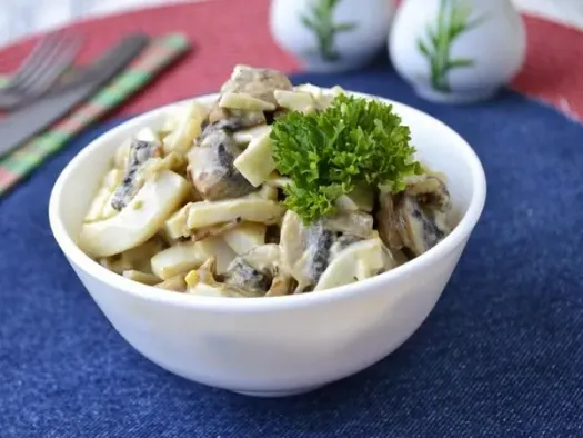 Салат з кальмарами та смаженими печерицями