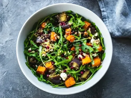 Фото: Салат з кіноа, запеченим гарбузом та фетою